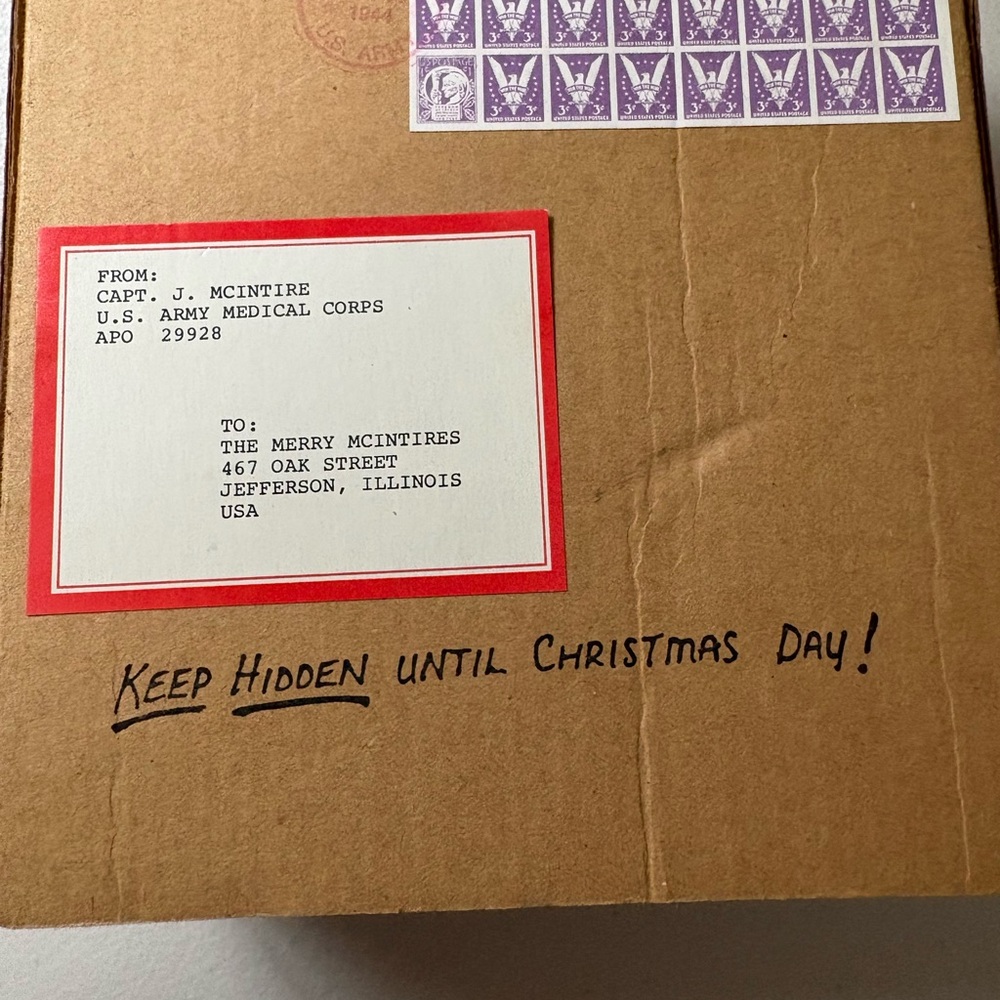 Retired American girl doll molly’s Christmas surprise - Picture 2 of 10